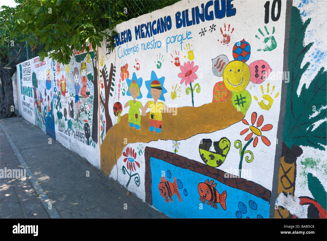 Wandbild in spanischer Sprache für Schulen, die den Parque Papagayo in Acapulco, Mexiko, umgeben Stockfoto
