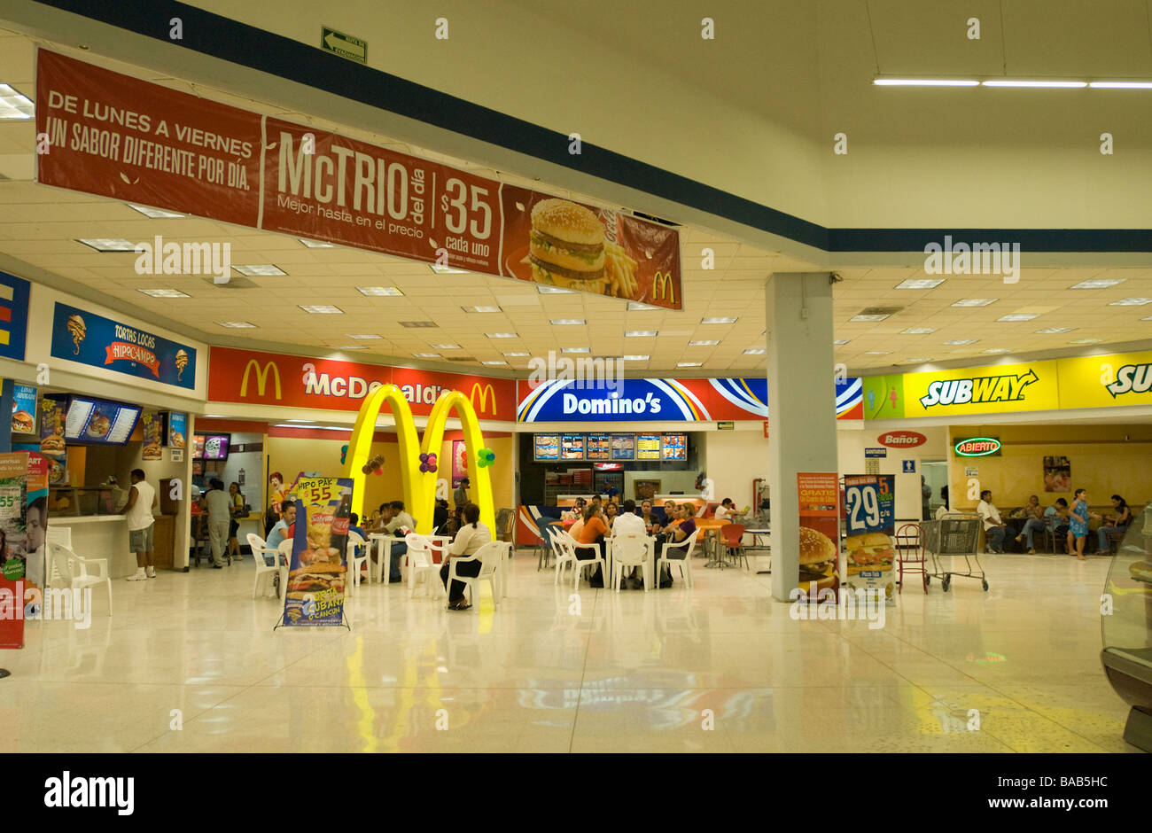 Walmart-Kaufhaus-Food-Court in Acapulco Mexiko.  Spanische Sprache Zeichen Stockfoto