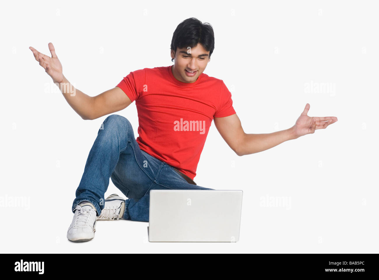 Mann auf der Suche auf einen Laptop und überrascht Stockfoto