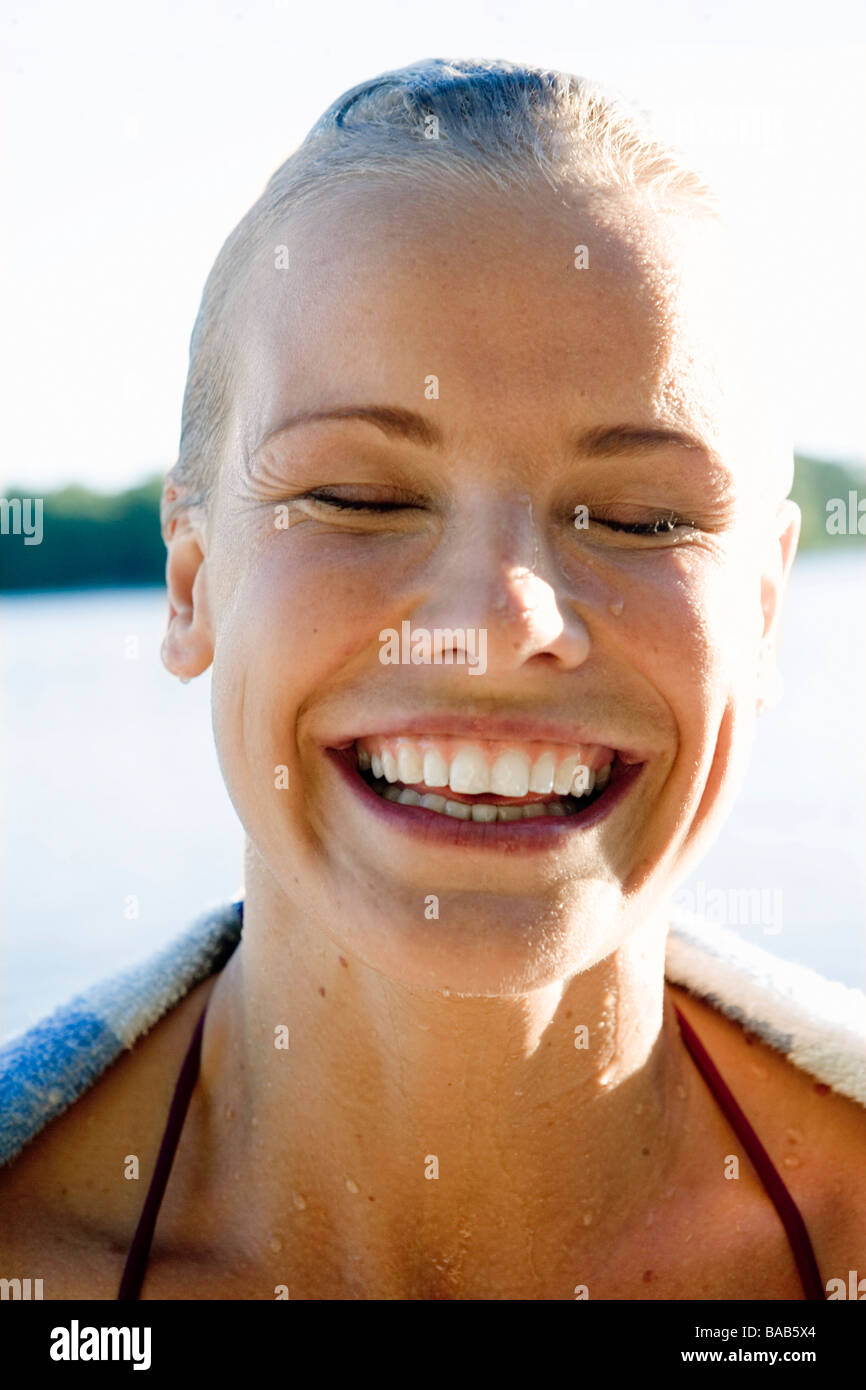 Eine Frau am Meer in den Schären von Stockholm, Schweden. Stockfoto