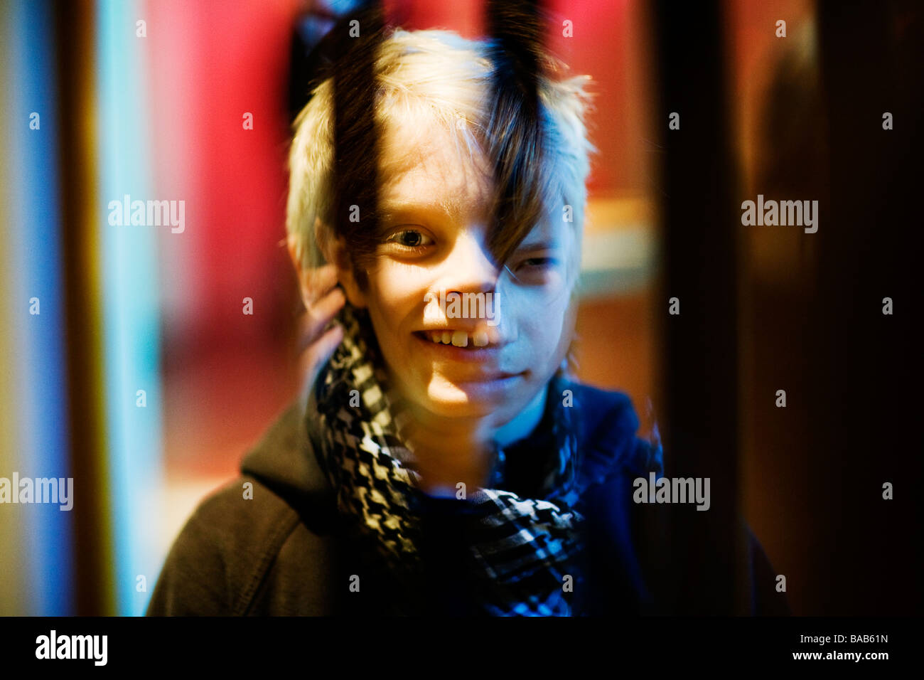 Ein Junge vor einem Spiegel-Schweden. Stockfoto