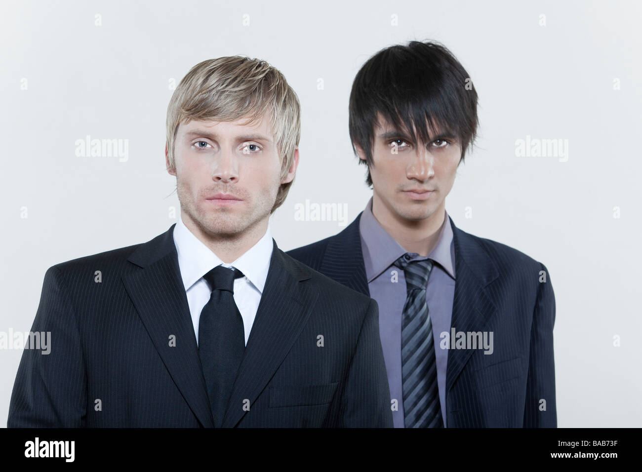 zwei männliche ausdrucksstarke junge Männer auf isolierte Hintergrund Stockfoto