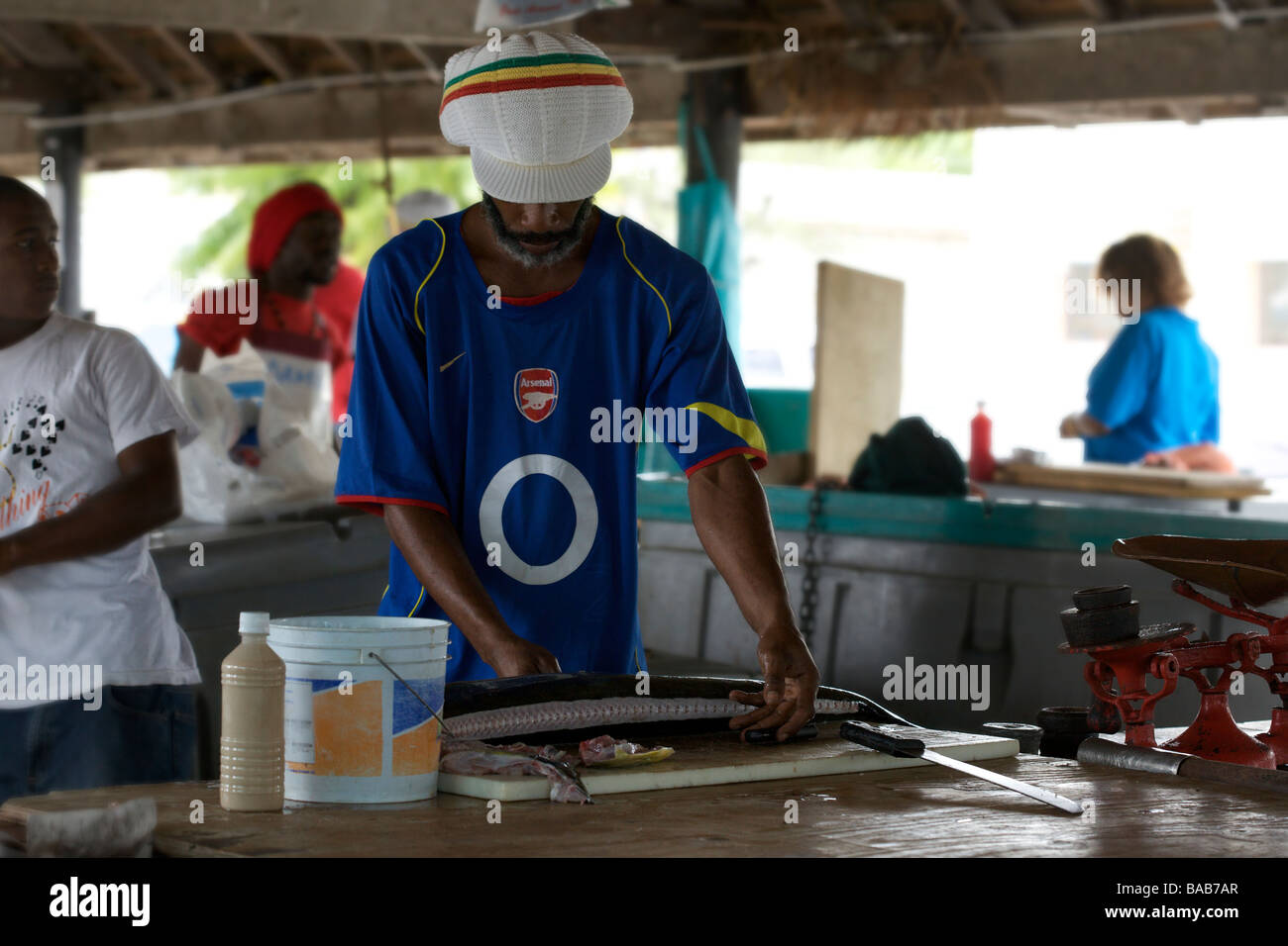 Metzger schneiden frisch gezüchteten Fische im Oistins Fish Market oder jetzt genannt Verinda Cox Fish Market, Barbados, "West Indies" Stockfoto