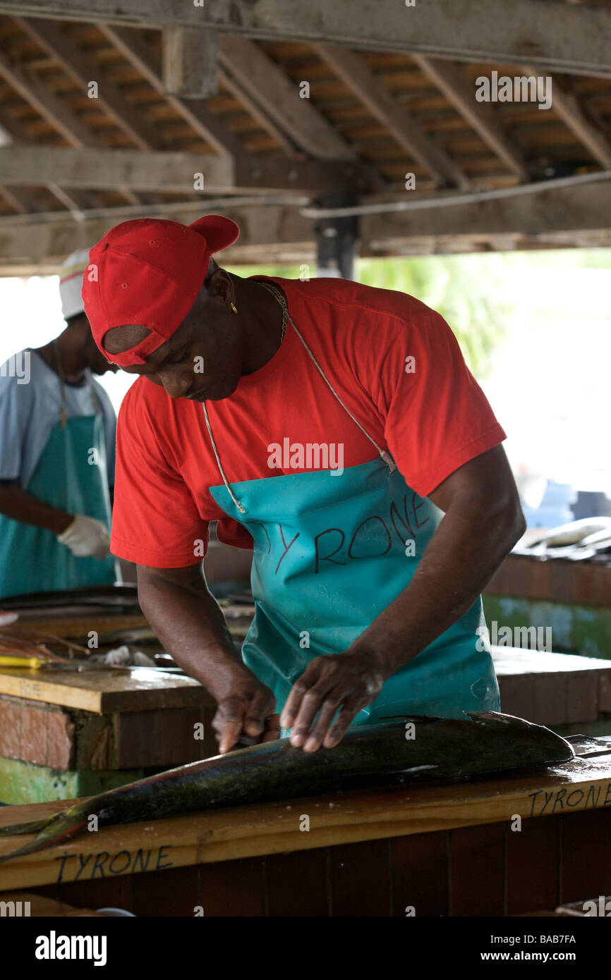 Metzger, Vorbereitung, frischer Mahi Mahi in Oistins Fish Market zu schneiden oder heißt jetzt Verinda Cox Fish Market, Barbados, "West Indies Stockfoto