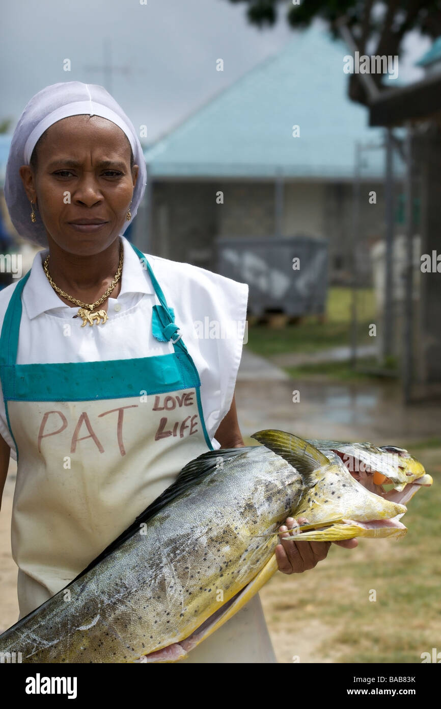 Bajan Frau hält ein frischer Mahi Mahi auf Oistins Fischmarkt oder