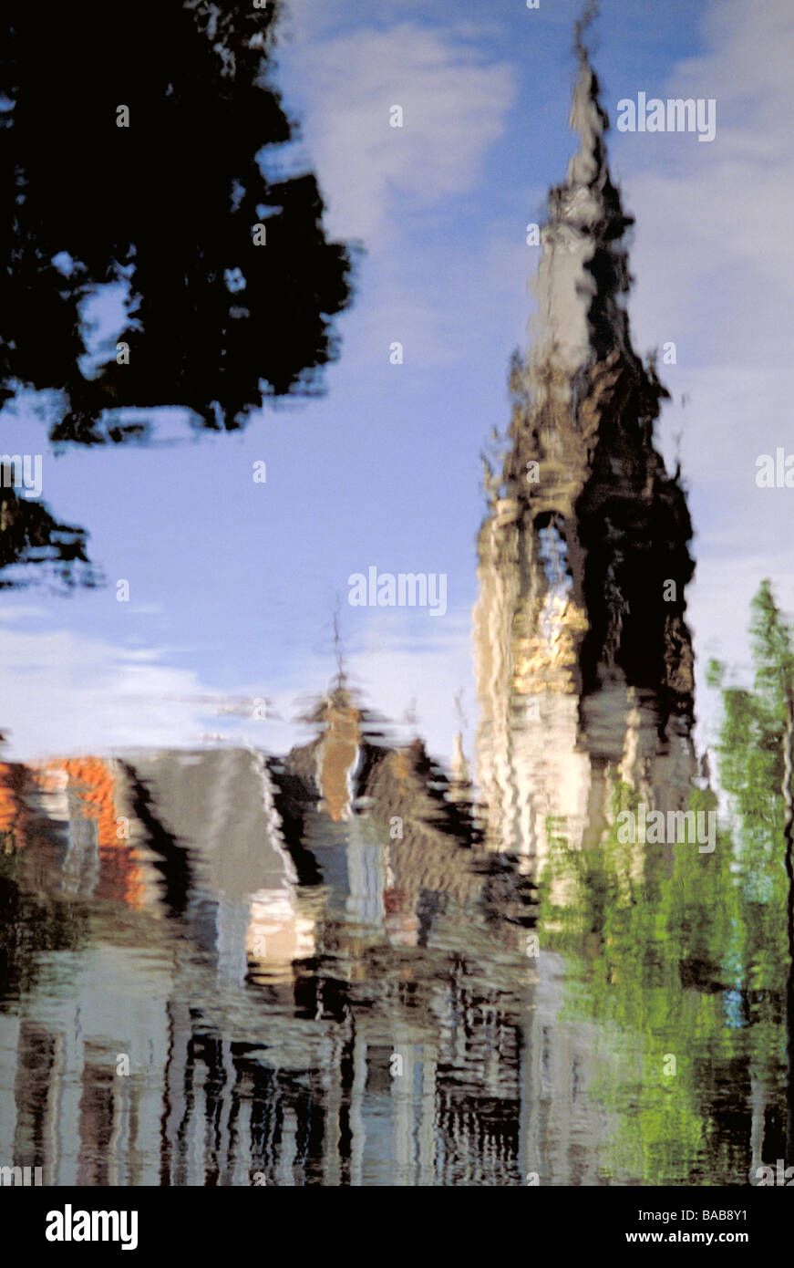 Elk129 6467 niederländischen Delft Kirche spiegelt sich in Kanal Stockfoto