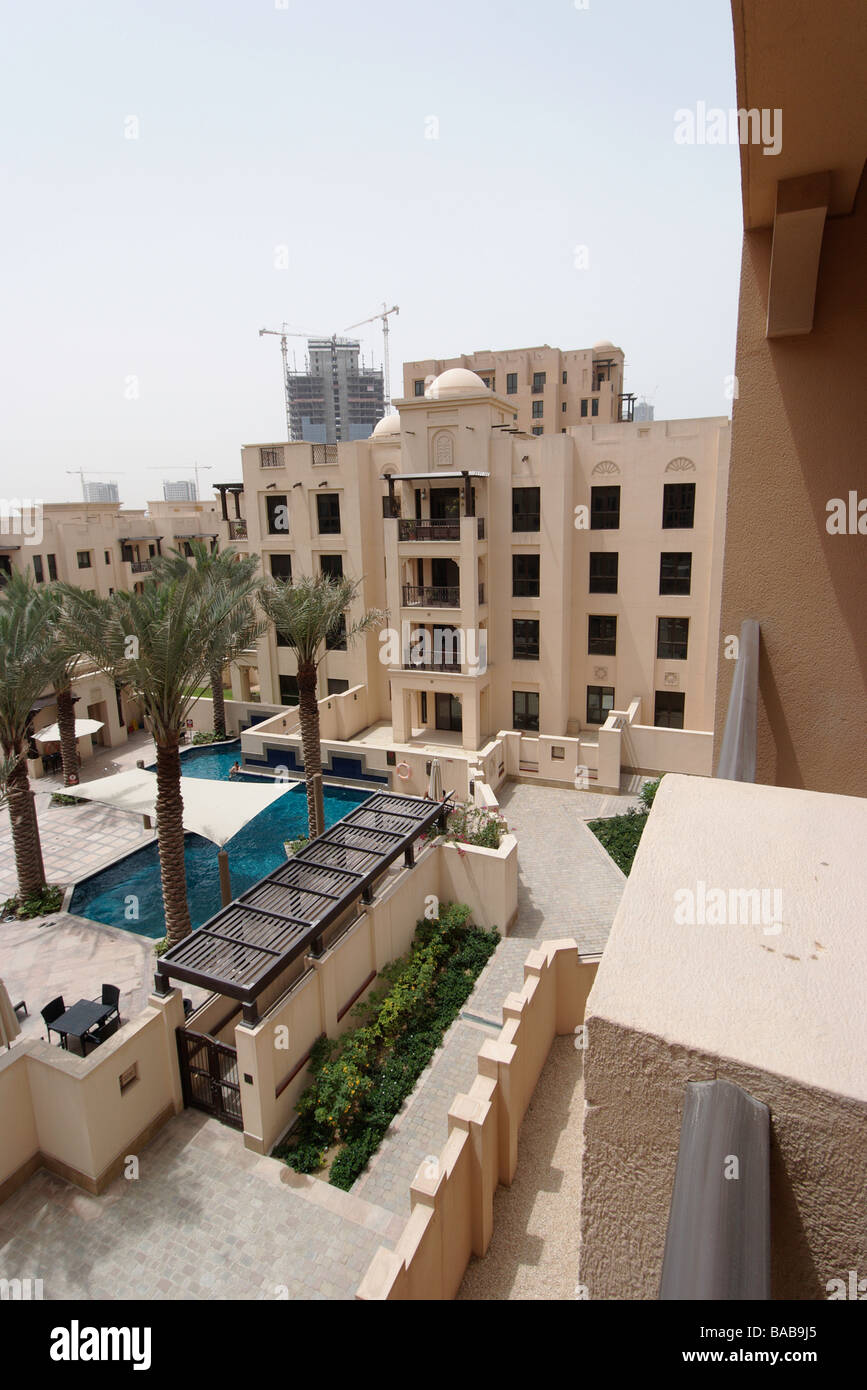 Balkon mit Blick auf Luxus-Residenz in Dubai Stockfoto