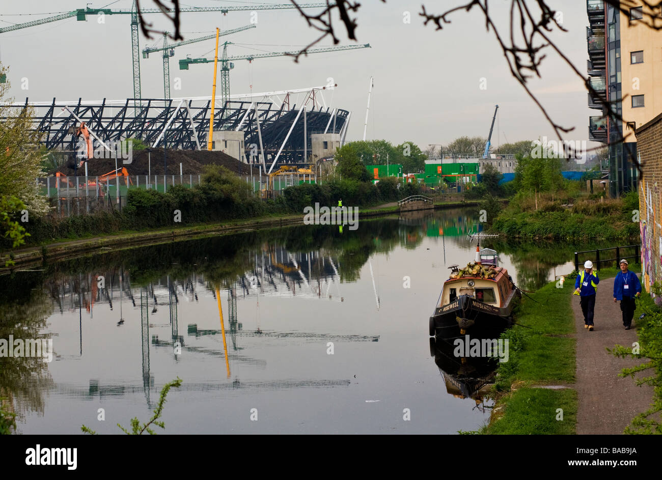Fluß Lea, zwei Bauherren. Ein Kanalboot und dem Olympiastadion gebaut. Stockfoto