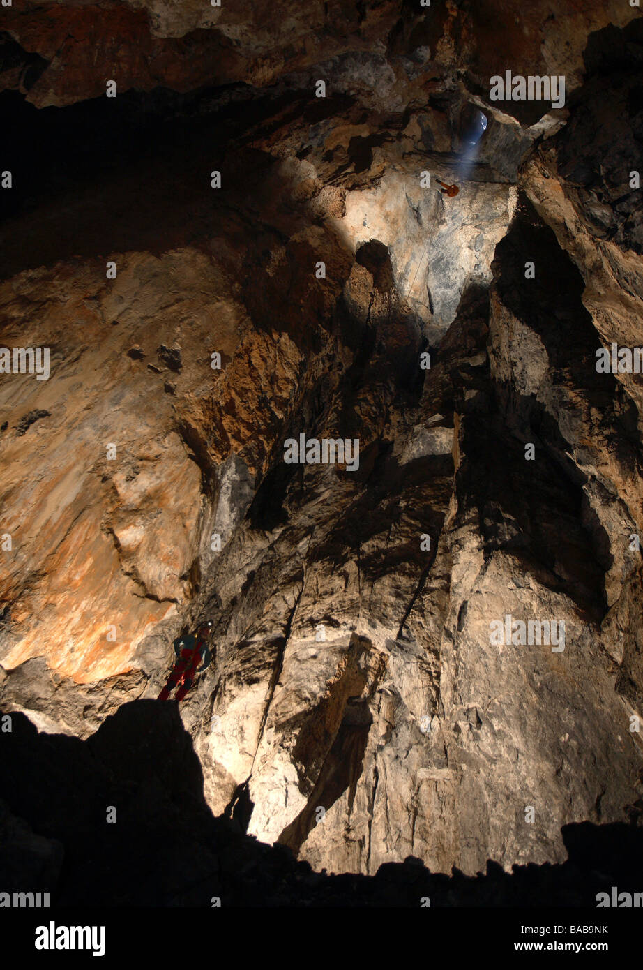 Ein großer Raum (60m hoch) beleuchtet von einer Welle des Tageslichts brütete nach unten von der Oberfläche unter der Erde in The White Mts auf Kreta Stockfoto