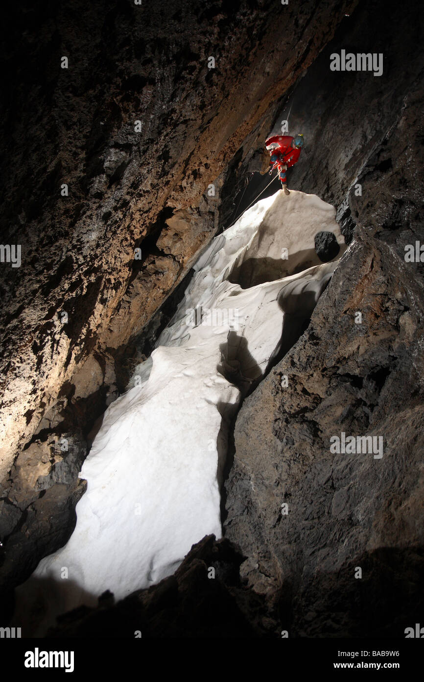 Ein Höhlenforscher steht tapfer auf einem Schnee-Plug tief unter der Erde in The White Mts auf Kreta Stockfoto