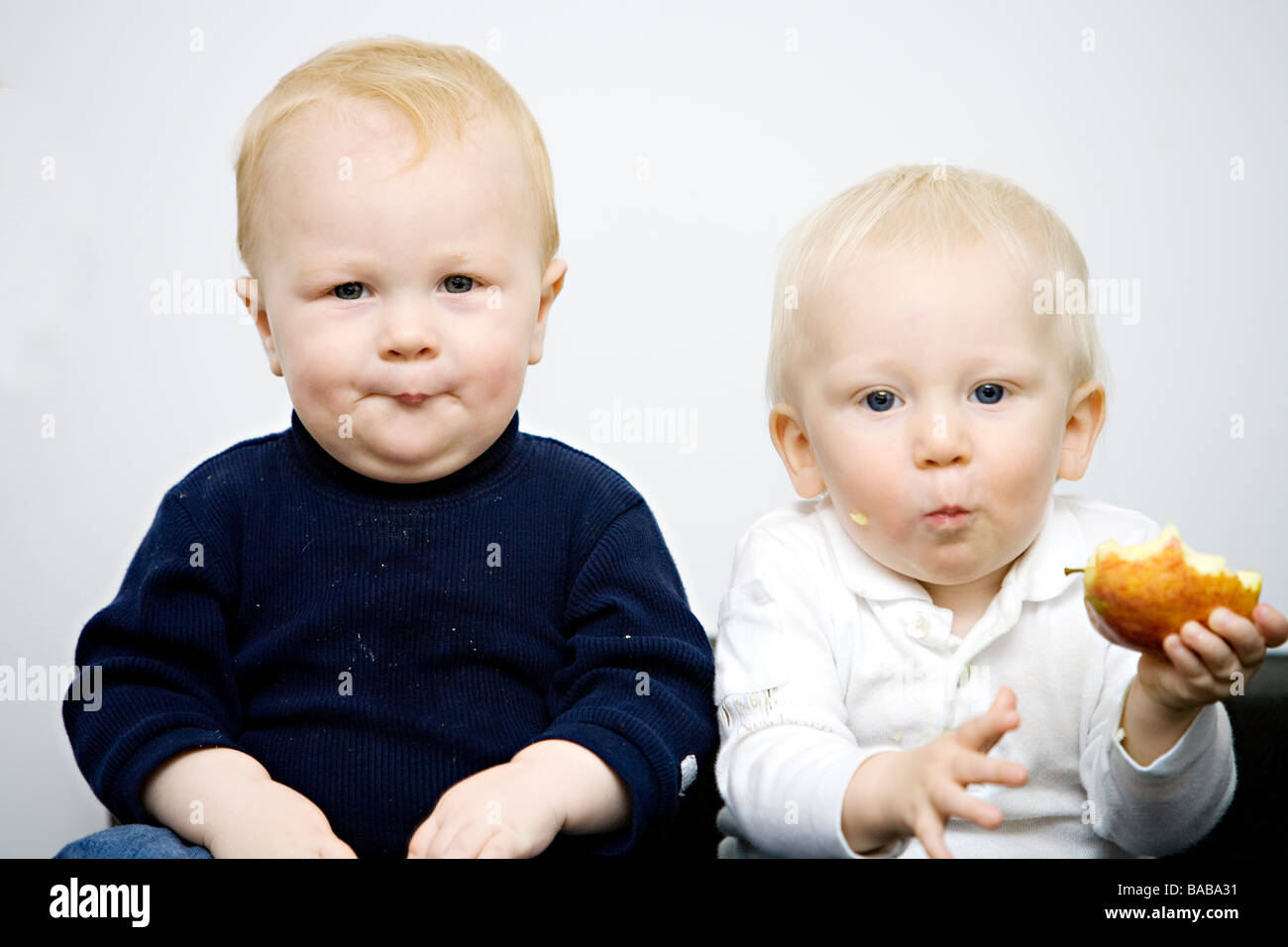 Zwei Babys Grimassen Schweden. Stockfoto