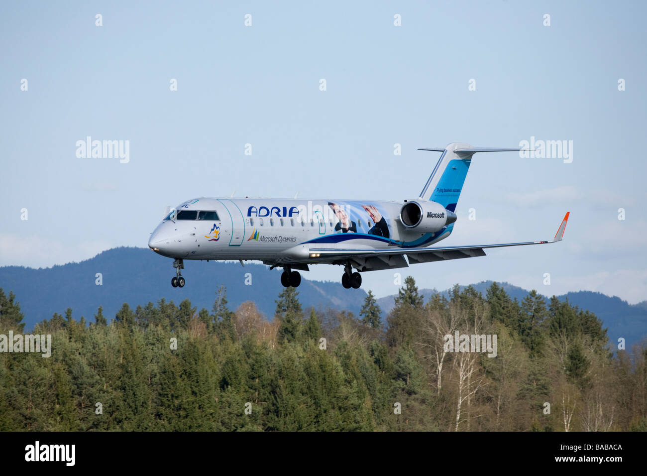 Adria-Flugzeug mit Microsoft Werbung auf der Seite auf Ljubljanas Joze Pucnik Flughafen Brnik Slowenien Stockfoto