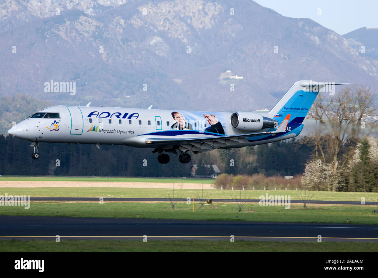 Adria-Flugzeug mit Microsoft Werbung auf der Seite auf Ljubljanas Joze Pucnik Flughafen Brnik Slowenien Stockfoto