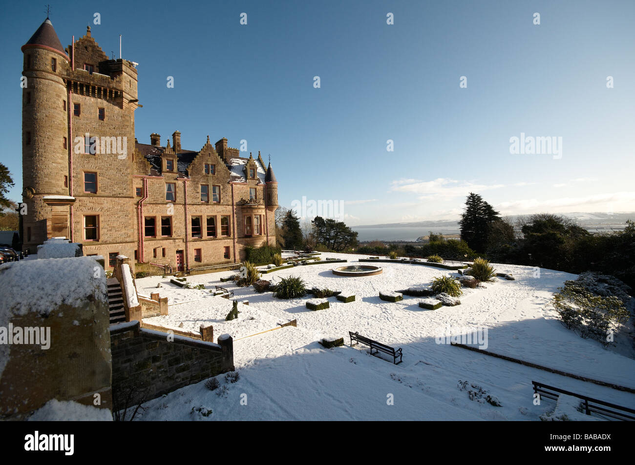 Belfast Castle mit Schnee Stockfoto