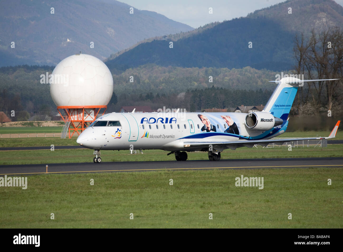 Adria-Flugzeug mit Microsoft Werbung auf der Seite auf Ljubljanas Joze Pucnik Flughafen Brnik Slowenien Stockfoto