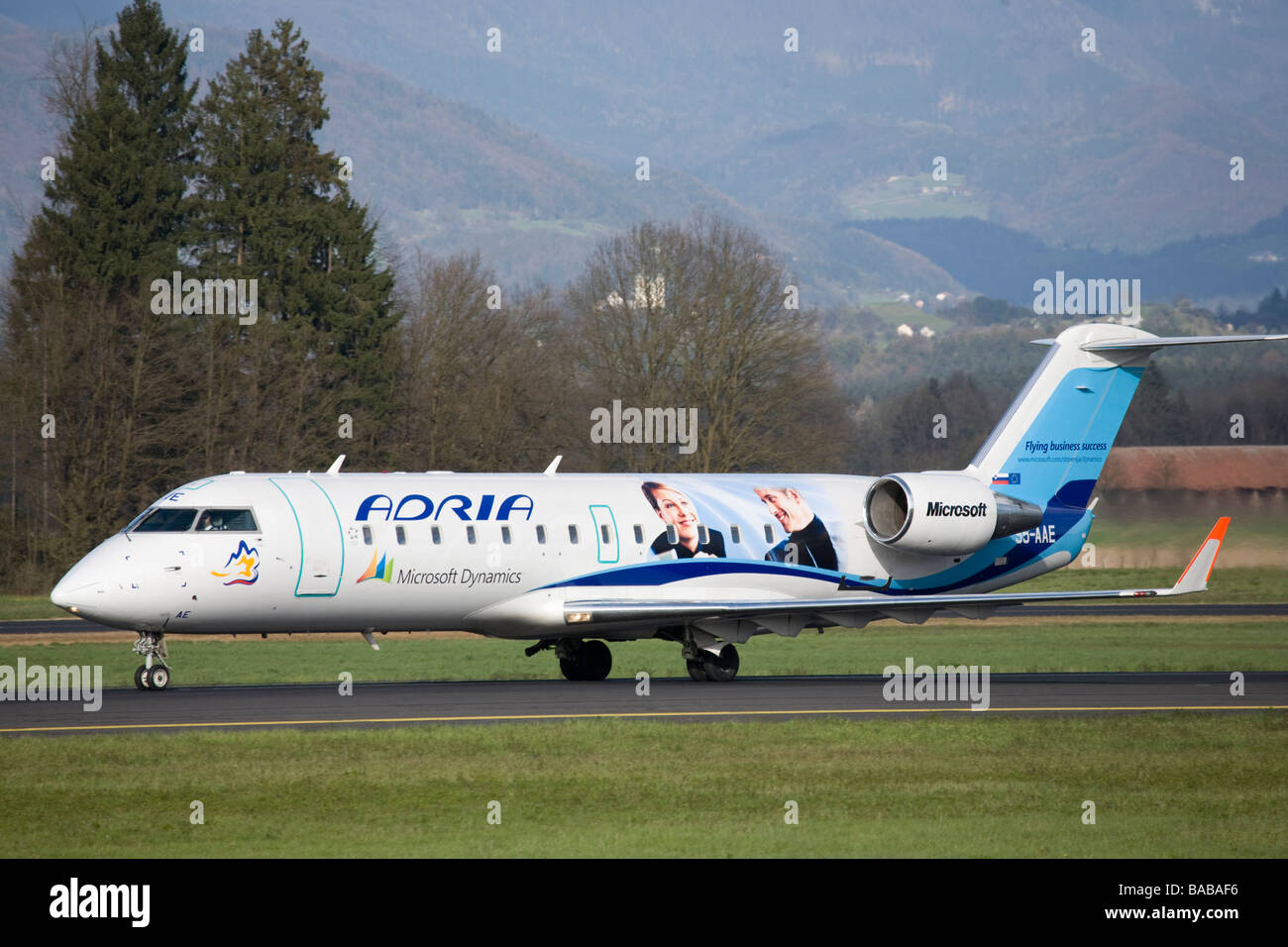 Adria-Flugzeug mit Microsoft Werbung auf der Seite auf Ljubljanas Joze Pucnik Flughafen Brnik Slowenien Stockfoto