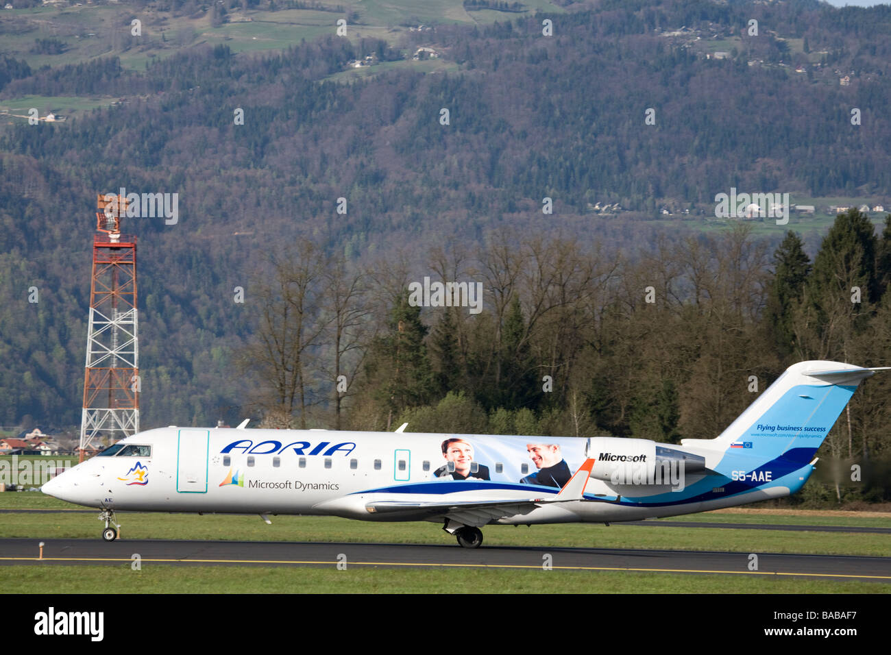 Adria-Flugzeug mit Microsoft Werbung auf der Seite auf Ljubljanas Joze Pucnik Flughafen Brnik Slowenien Stockfoto