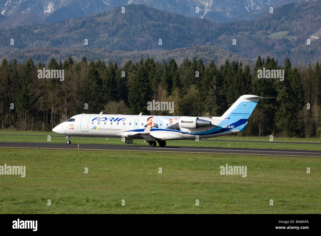 Adria-Flugzeug mit Microsoft Werbung auf der Seite auf Ljubljanas Joze Pucnik Flughafen Brnik Slowenien Stockfoto