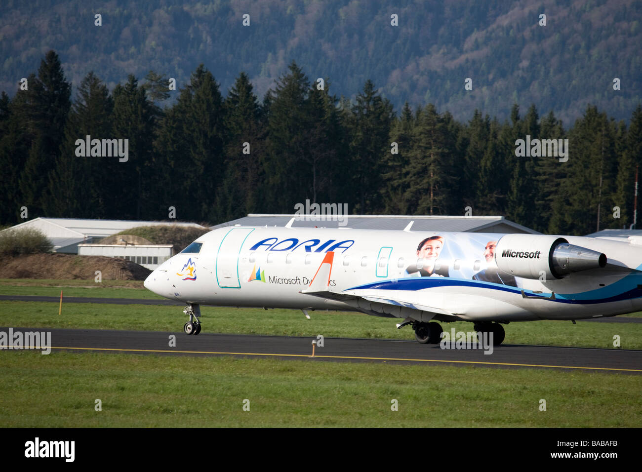 Adria-Flugzeug mit Microsoft Werbung auf der Seite auf Ljubljanas Joze Pucnik Flughafen Brnik Slowenien Stockfoto