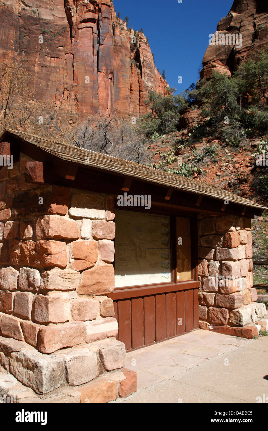 Info-Tafeln zu Beginn der Uferpromenade Tempel der Sinawava Zion Canyon National Park in Utah usa Stockfoto