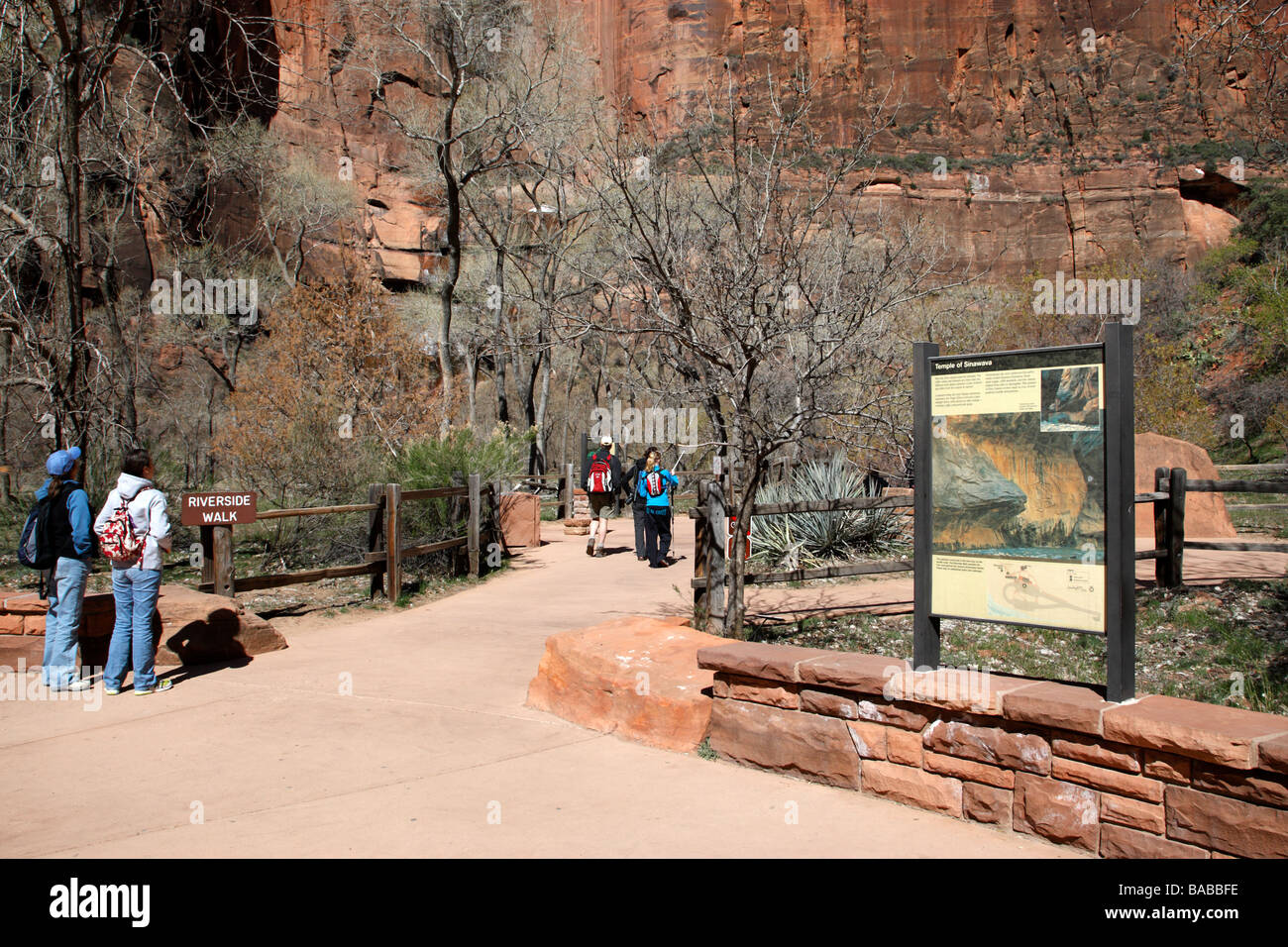 Info-Tafeln zu Beginn der Uferpromenade Tempel der Sinawava Zion Canyon National Park in Utah usa Stockfoto