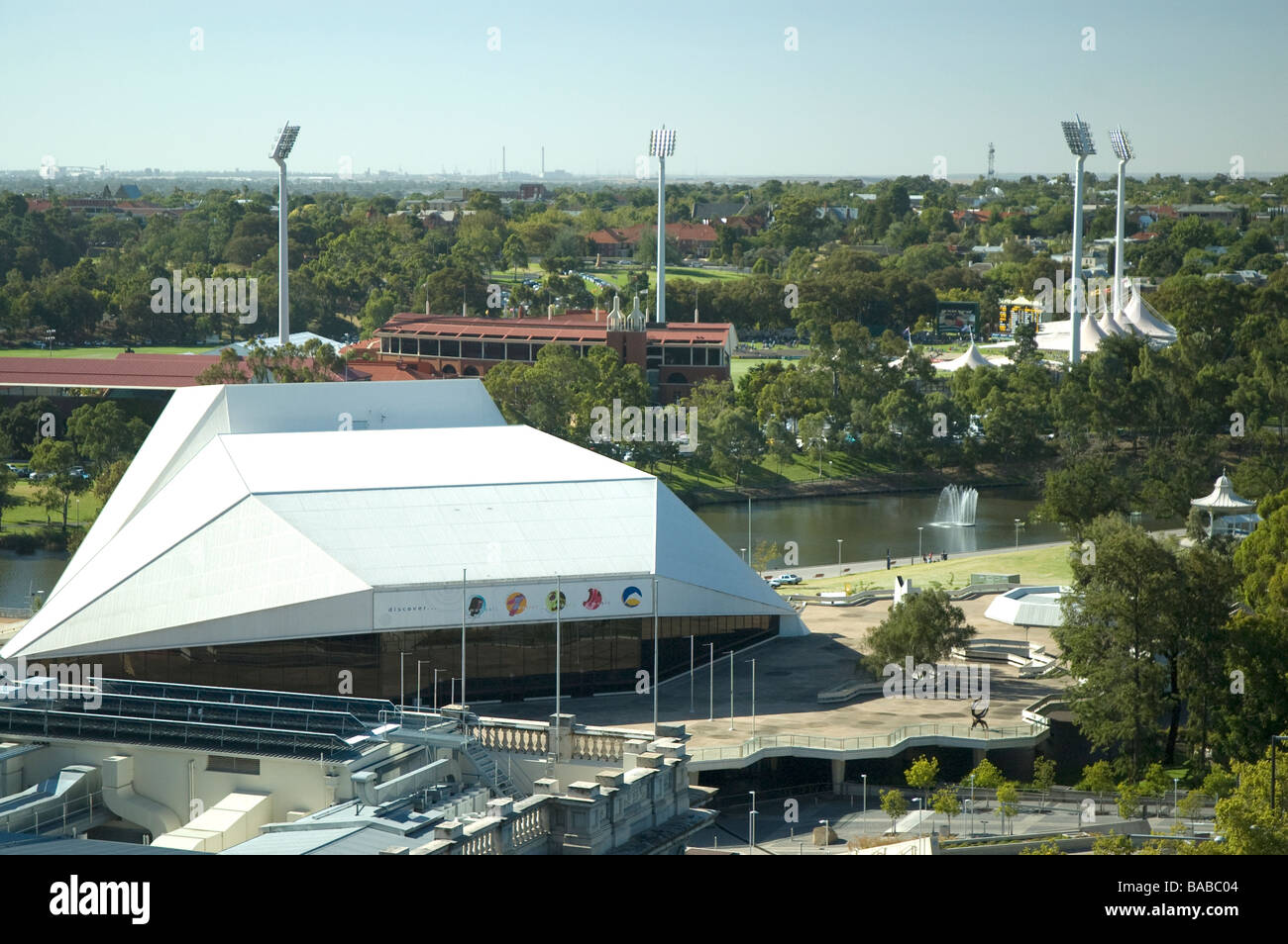 Erhöhter Blick von der North Terrace auf das Festival Centre und Adelaide Oval, South Australia Stockfoto