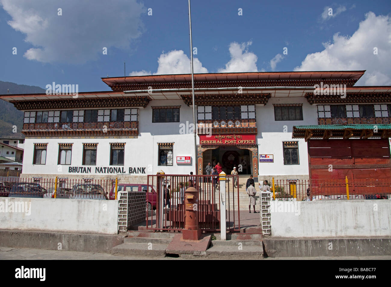 Rote Säule Box, Briefkasten außerhalb General Post Office und Bank in Thimphu Bhutan Asien 91004 Bhutan-Thimphu Stockfoto