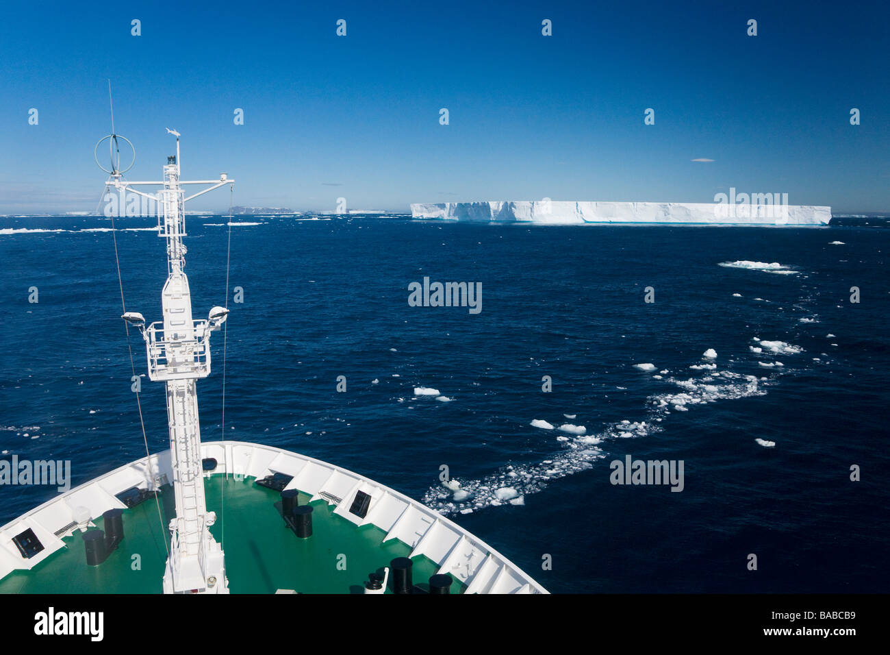 Akademik Sergey Vavilov Segeln unter Meer Eis und blau Tafeleisberge in der Nähe von Paulet Insel antarktischen Halbinsel Antarktis Stockfoto