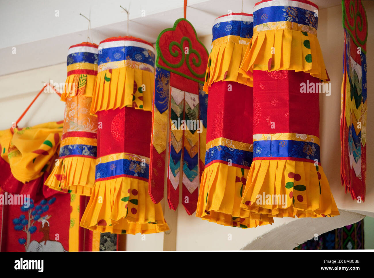 Bunte Laternen religiöse rot und gelb, hängende Kloster Bhutan 91049 Bhutan-Masken Stockfoto