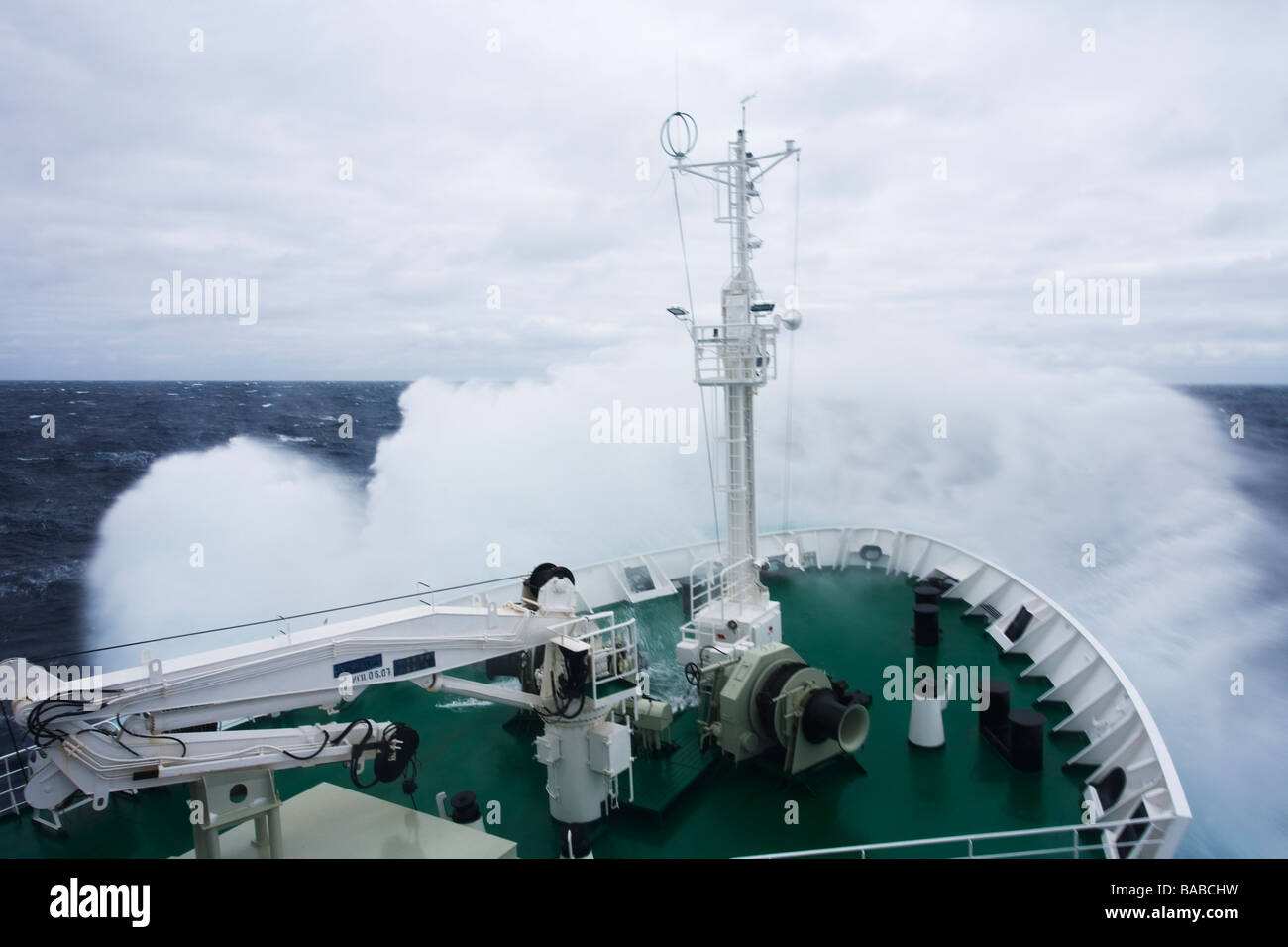 Akademik Sergey Vavilov Segeln bei stürmischem Wetter als Wellen gegen den Bogen in den südlichen Ozean Antarktis Stockfoto