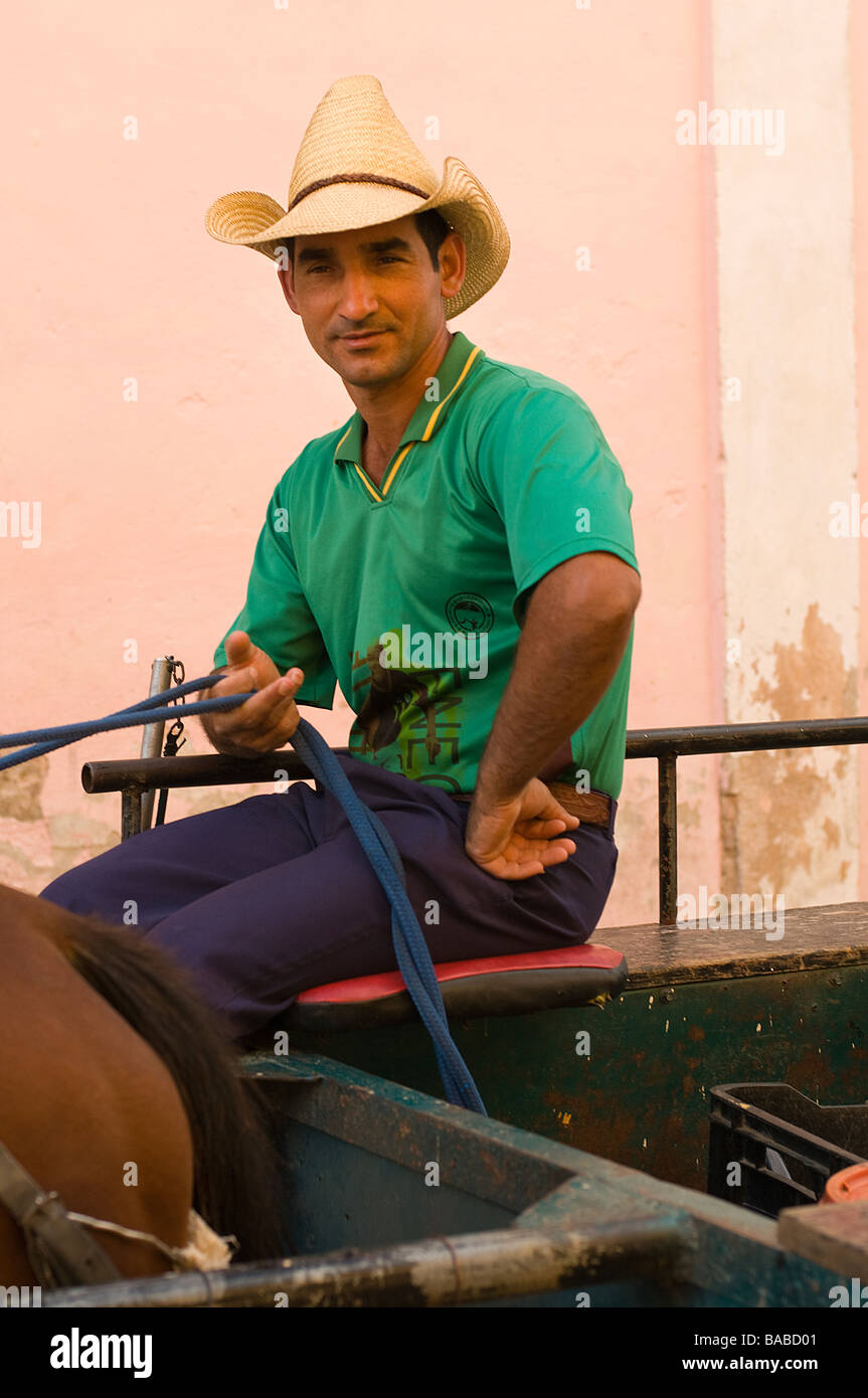 Junger kubanischer Cowboy im Strohhut auf einem Wagen in der Stadt von Trinidad, Kuba. Stockfoto