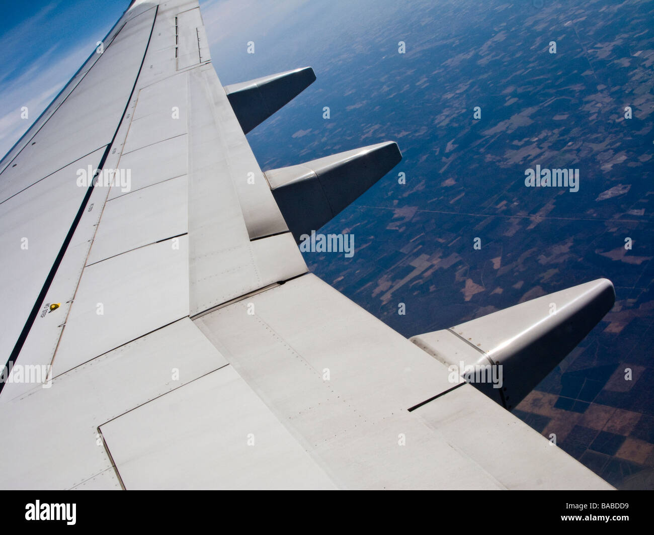 Steuerbordflügel eine Boeing 737-800 Flugzeuge im Flug. Stockfoto