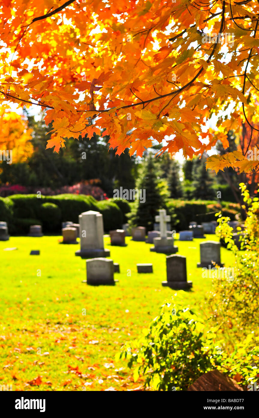 Hellen Friedhof Liegewiese mit alten Grabstein Kreuze Stockfoto