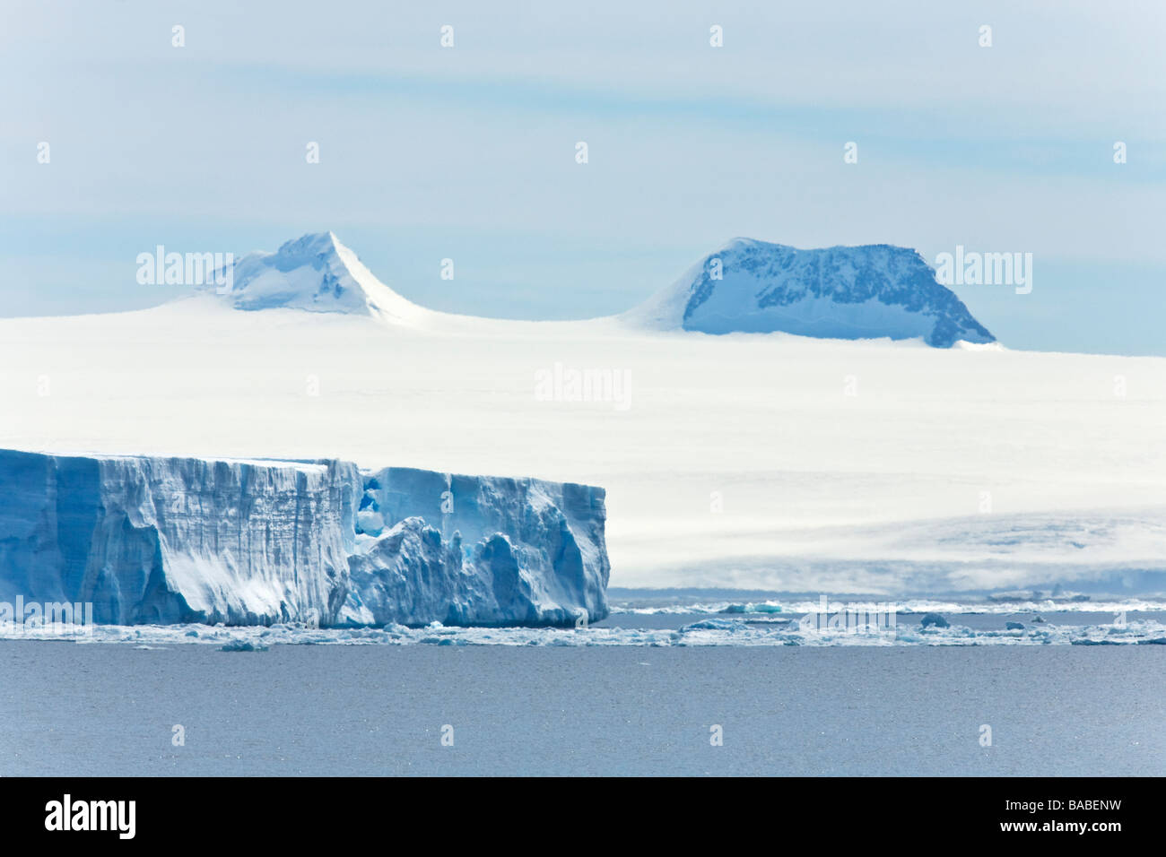 Blaue Tafeleisberge und Nanatuks im Sommer Dunst antarktischen Halbinsel in der Nähe von Paulet Insel Antarktis Stockfoto