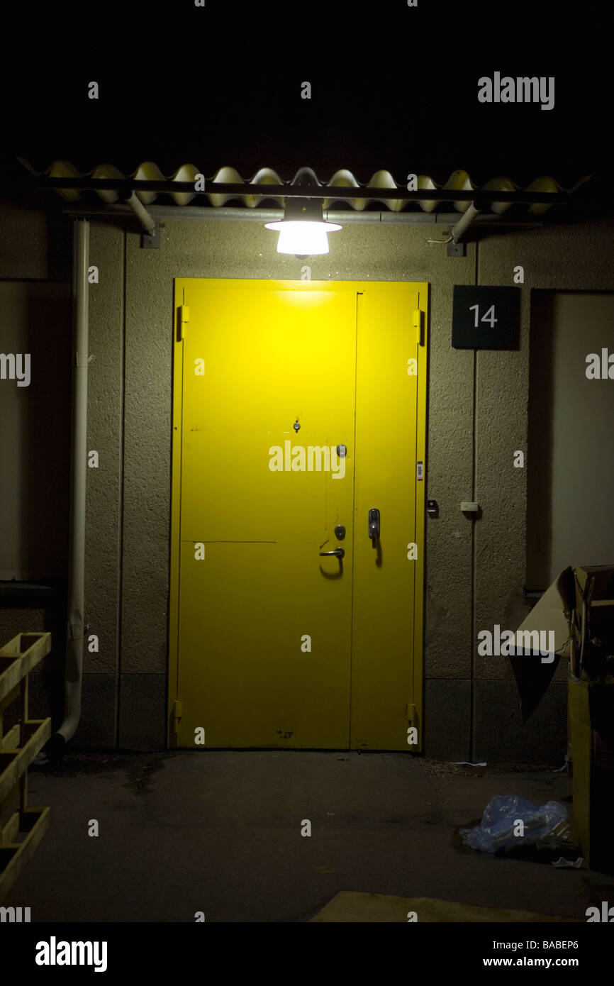 Eine gelbe Tür aus Stahl Stockfoto