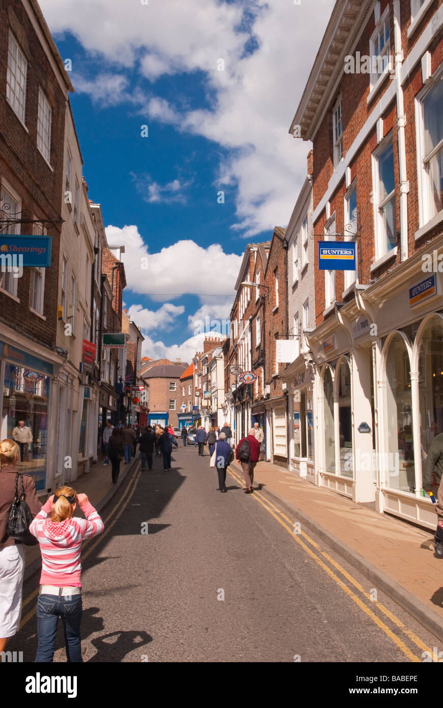 Käufer in den Straßen von York, Yorkshire, Großbritannien Stockfoto