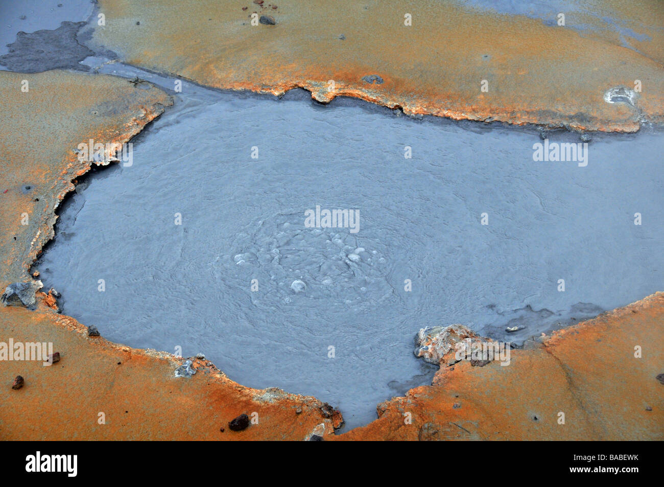 Sprudelnden Thermalquelle, umgeben von einer bunten Ton Schürze, Krísuvík hohe Temperatur geothermische Gebiet, South West Island Stockfoto