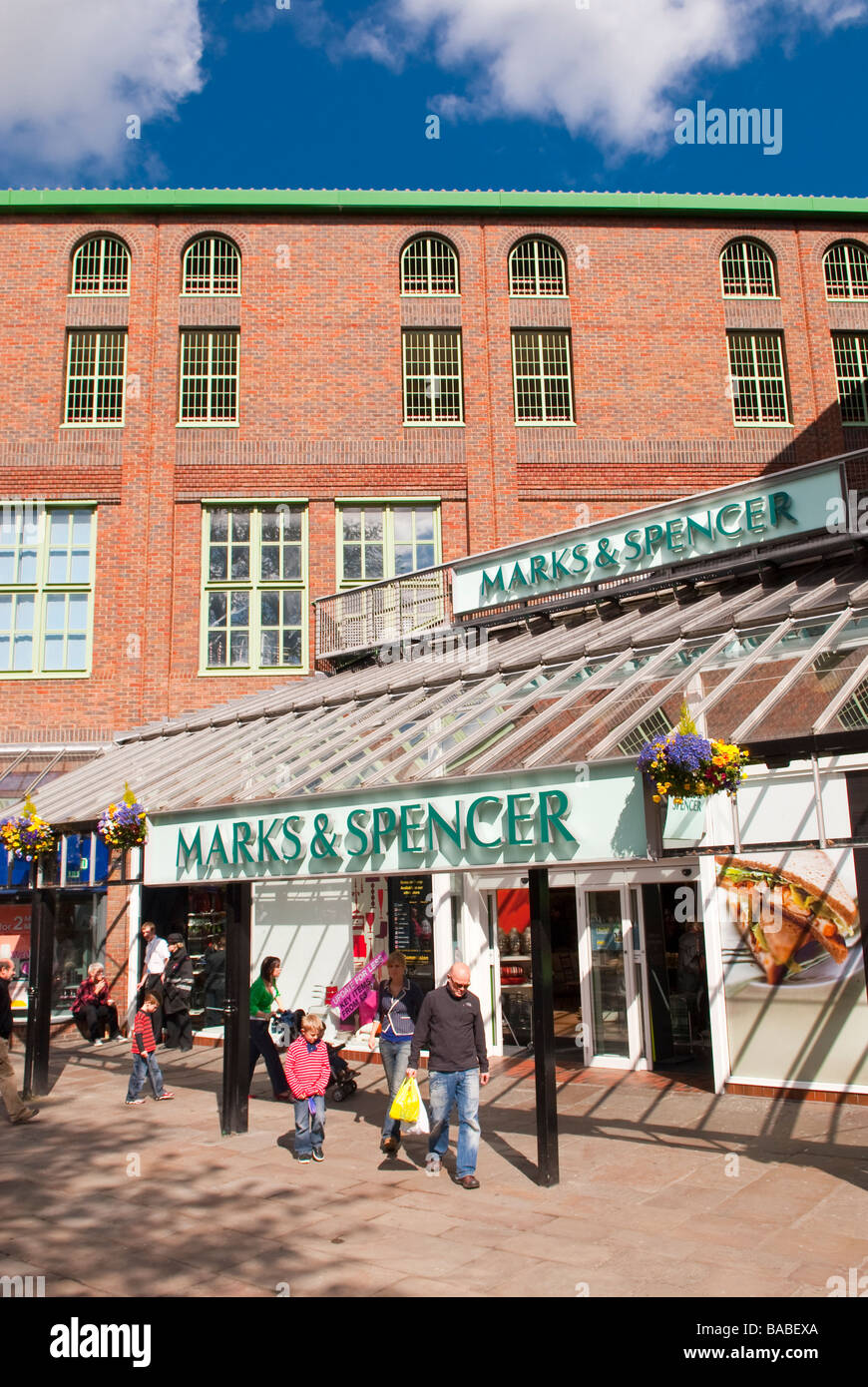 Käufer außerhalb einige moderne Geschäfte in der Stadt York, Yorkshire, Großbritannien Stockfoto