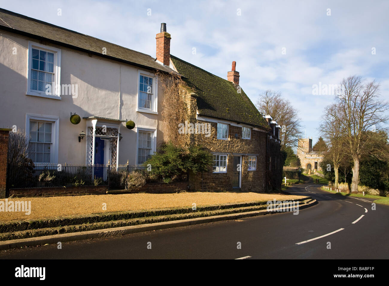 Hauptstraße mit Hütten und Dorfkirche Scaldwell Northamptonshire England UK GB Stockfoto