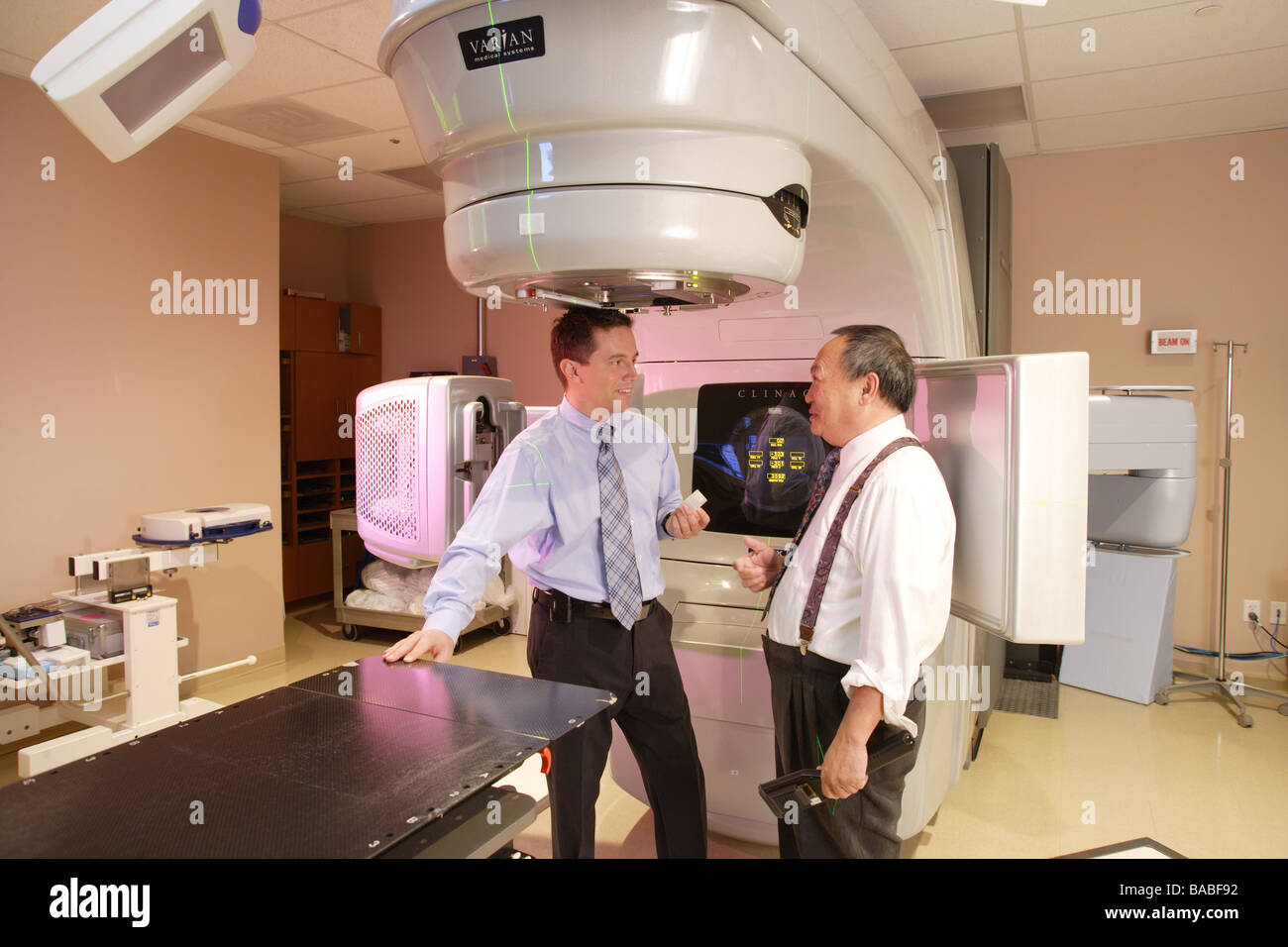 Arzt besprechen neue medizinische Bildverarbeitungsgerät, Cat-Scan-Maschine. Stockfoto