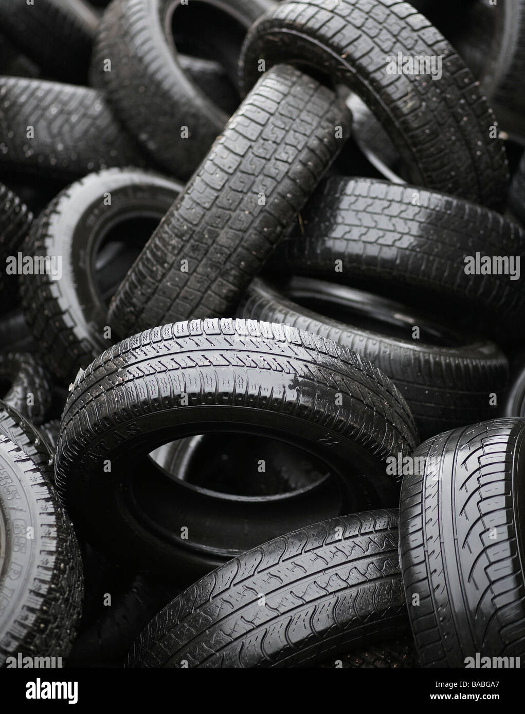 Pkw-Reifen auf einer Müllkippe Schweden Stockfoto