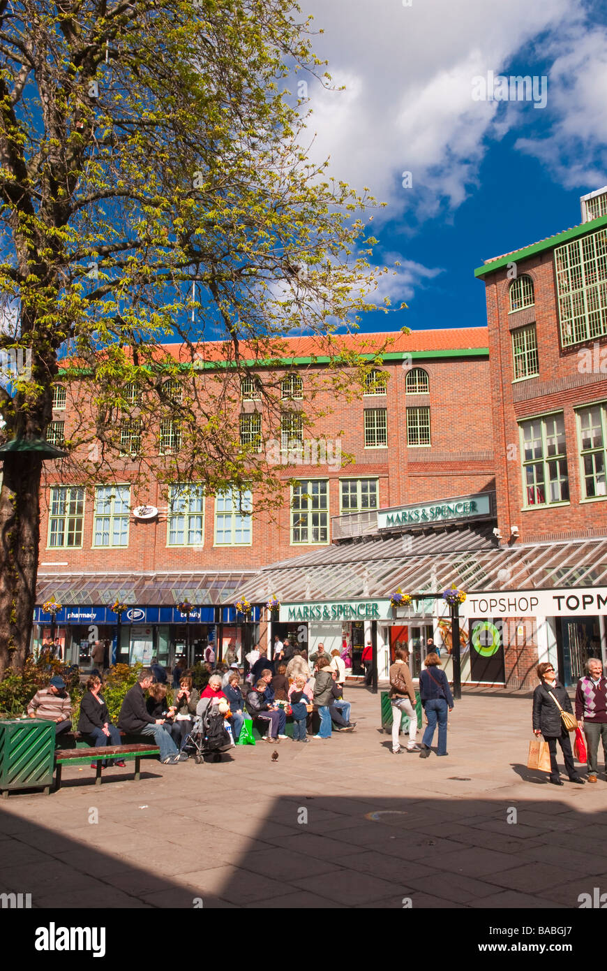 Käufer außerhalb einige moderne Geschäfte in der Stadt York, Yorkshire, Großbritannien Stockfoto