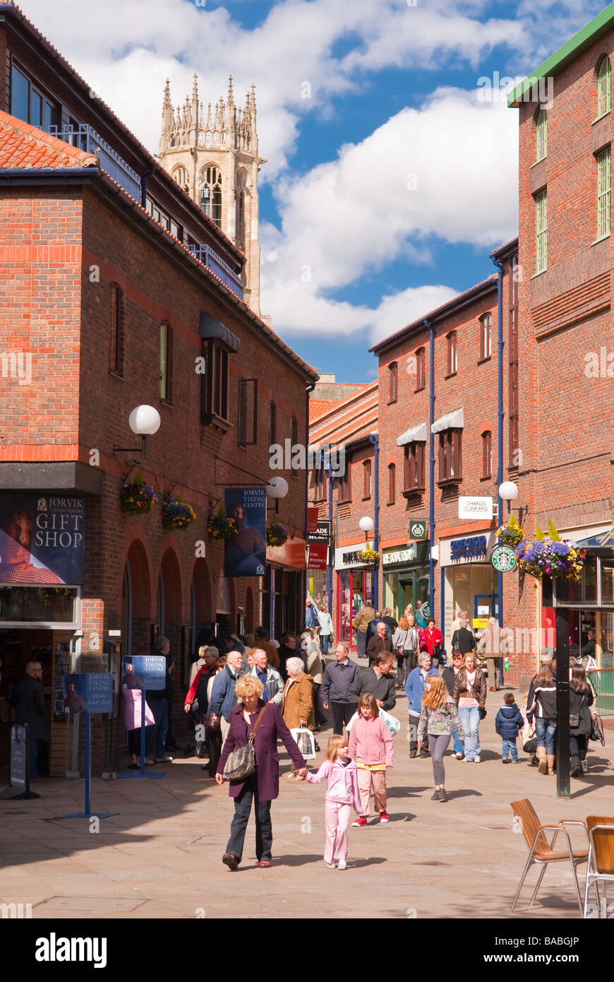 Käufer außerhalb einige moderne Geschäfte in der Stadt York, Yorkshire, Großbritannien Stockfoto