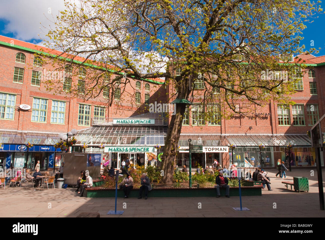 Käufer außerhalb einige moderne Geschäfte in der Stadt York, Yorkshire, Großbritannien Stockfoto
