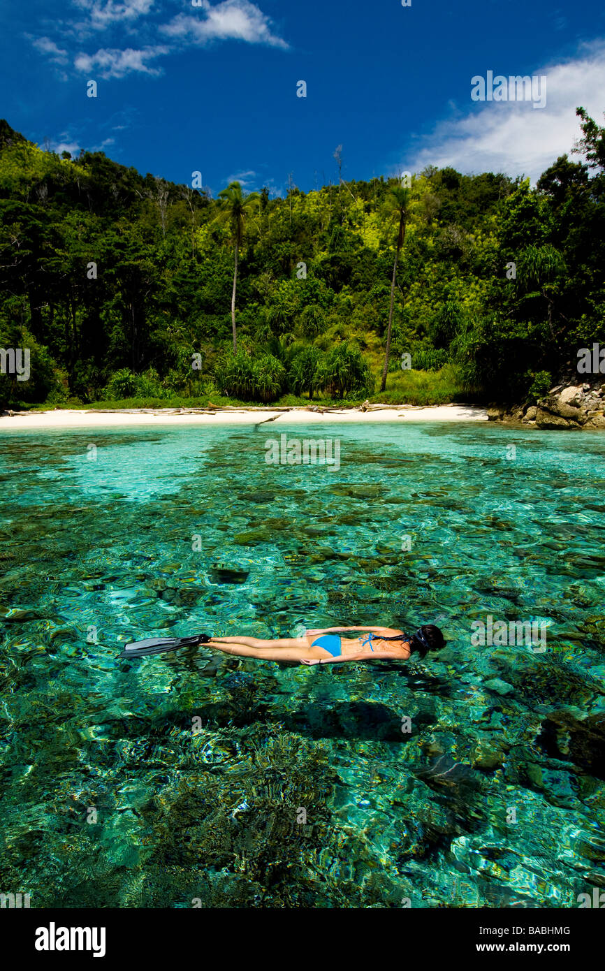 Schnorcheln in Papua, Indonesien, weibliche Taucher, Raja Empat, Bikini, klares Wasser, Flachwasser, Fotosub, gute Sicht Stockfoto