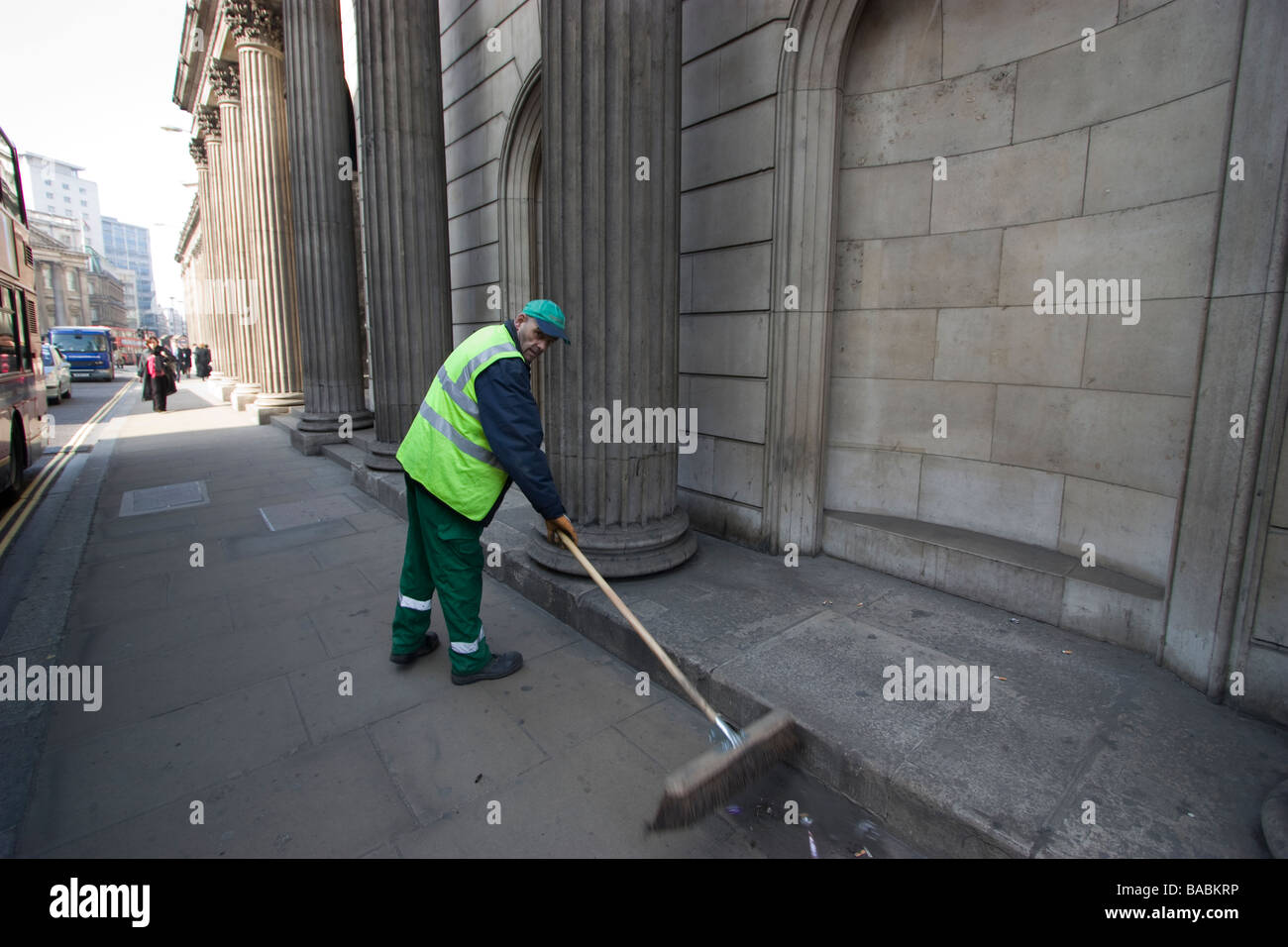 Fegen Sie außerhalb der Bank of England Straßenreinigung Reiniger Bürgersteig vor der Bank von England City von London Stockfoto