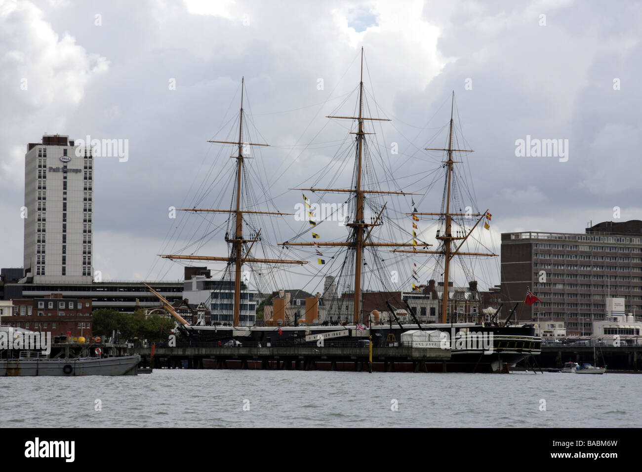 HMS Warrior vertäut im Hafen von Portsmouth mit modernen Gebäude im Hintergrund. Stockfoto