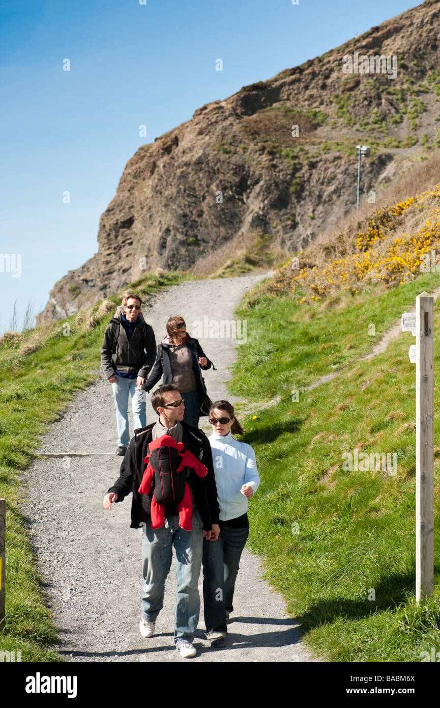 Eine Gruppe von 4 Personen - zwei junge Paare, die zu Fuß auf der Ceredigion Küste Wanderweg West Wales UK Stockfoto