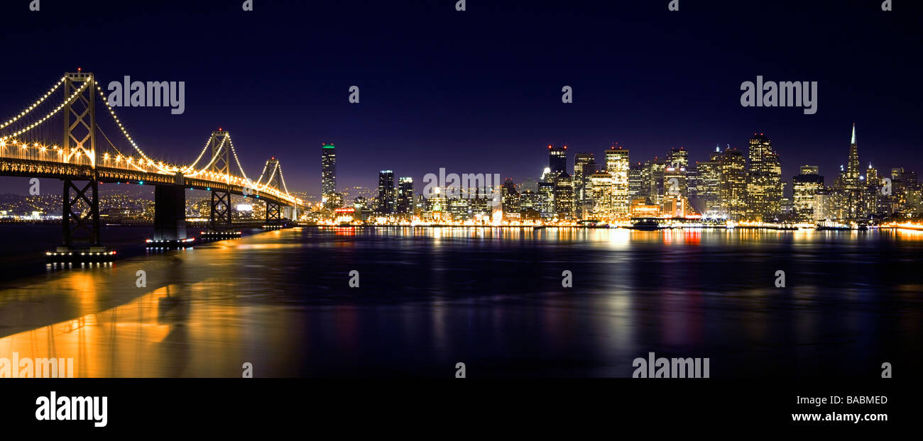 Skyline von San Francisco bei Nacht von Treasure Island, USA. Stockfoto