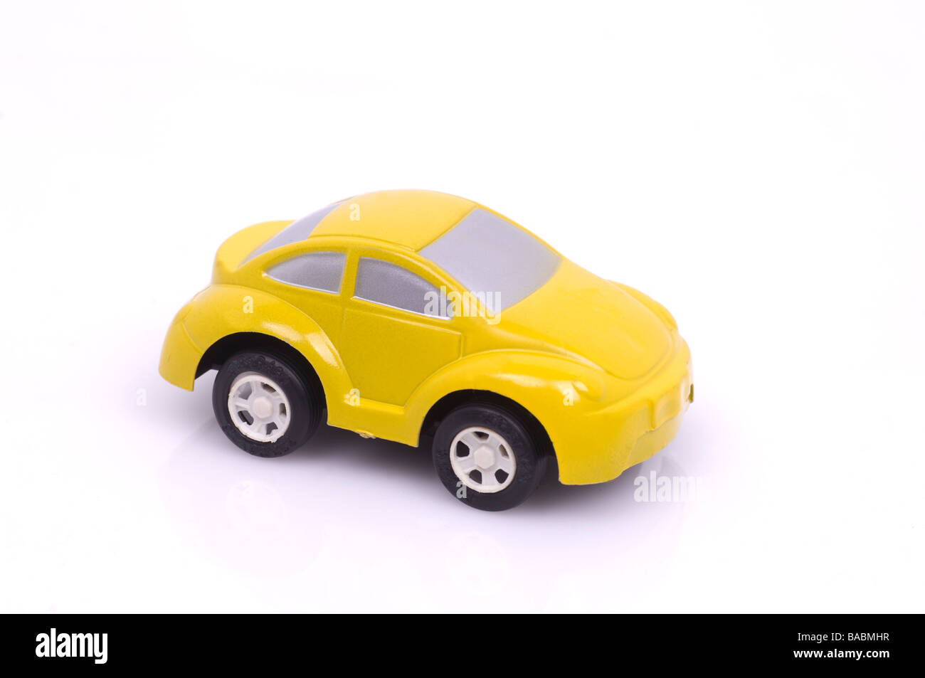 Gelbes Spielzeugauto auf dem weißen Hintergrund isoliert Stockfoto